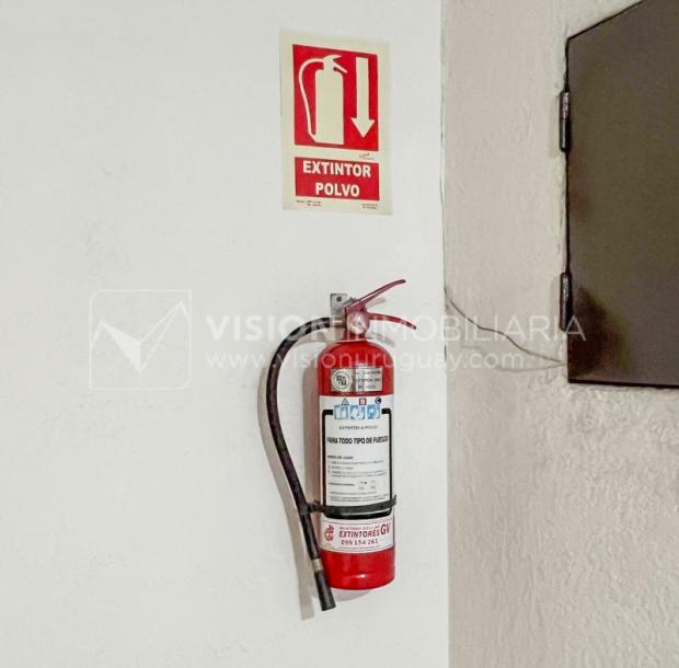 Apartamento con Renta en Venta al frente 2 Dormitorios 2 Baños, La Blanqueada, Av. 8 de Octubre, en Piso 3. Semiequipado. Amenities: 3 Parrilleros, gran Patio Juegos para Niños. Portería y Vigilancia-85