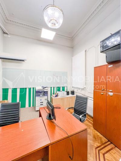 Oportunidad de Inversión: Venta de Mansión de 1905 de prestancia Señorial. Son 676 m2 en 2 plantas. Inmaculada, gran nivel. Amueblada. Ciudad Vieja. Terreno de 393 m2. Fachada de 10,5 mts. por calle Misiones. Protección Patrimonial grado 3 - U$ 507.1