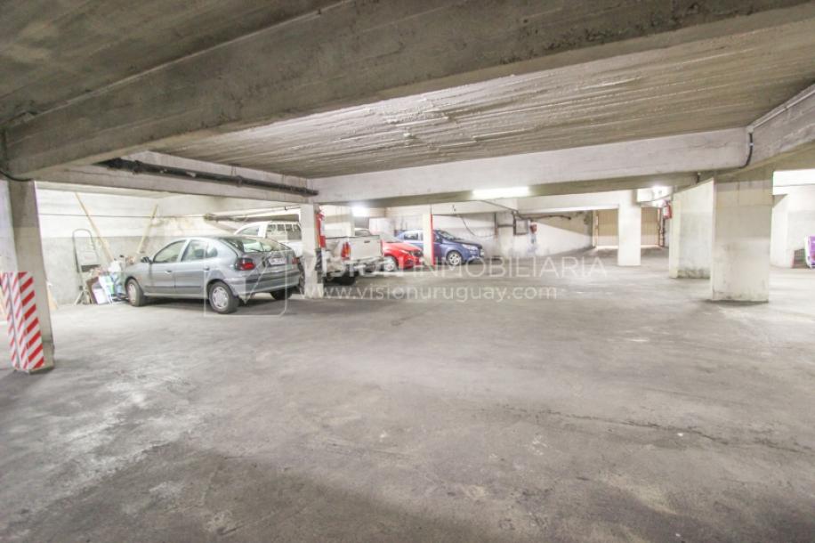 Apto Pocitos esq. Rambla, 3 Dorm 2 Baños, Cocina definida, 2do Piso al Frente, Garaje.-30