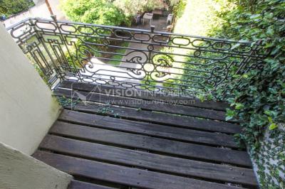 Casa de diseño, Padrón Único, Pocitos; 2 dorm en Suite, enorme salón doble altura, terreno 219 m2 con buen fondo y parrillero, 203 m2 construidos, Garaje.