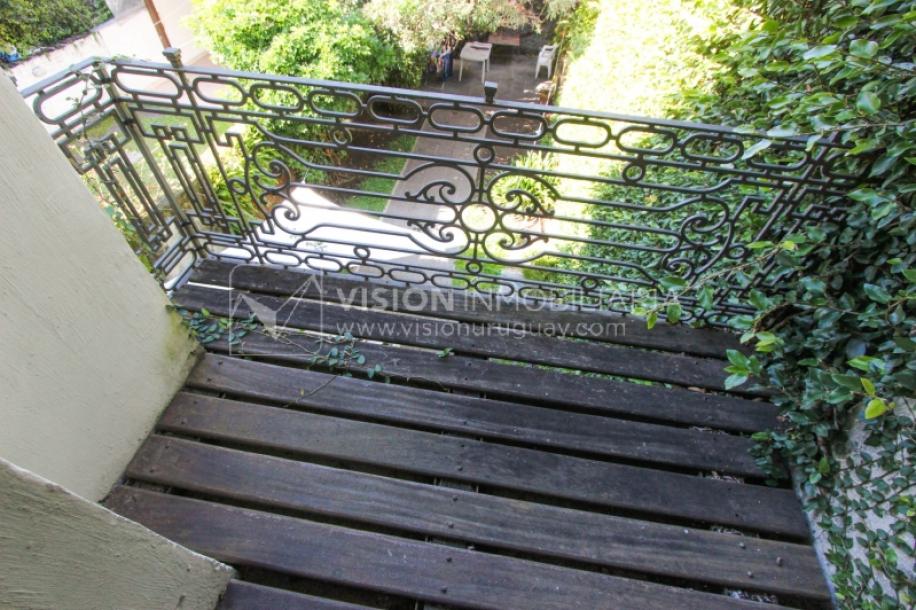 Casa de diseño, Padrón Único, Pocitos; 2 dorm en Suite, enorme salón doble altura, terreno 219 m2 con buen fondo y parrillero, 203 m2 construidos, Garaje.-25