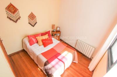 Casa inmaculada, reciclaje gran nivel, diseño y confort, Padrón Único, Punta Carretas; 3 dorm y 3 baños, barbacoa cerrada y terraza al frente, patio interior, 202 m2 construidos. A 20 mts. de Rambla, vista lateral al mar.