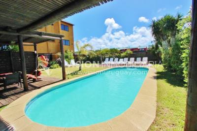 Espectacular Casa en Punta del Diablo a pasos del mar; piscina climatizada, barbacoa, chillout.