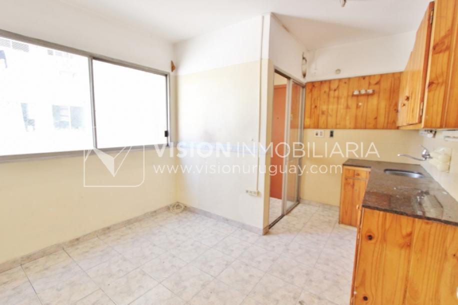 Excelente Apartamento en Pocitos, Pagola casi Rambla; 3 dormitorios y 2 baños, cocina definida. Con Garaje.-35