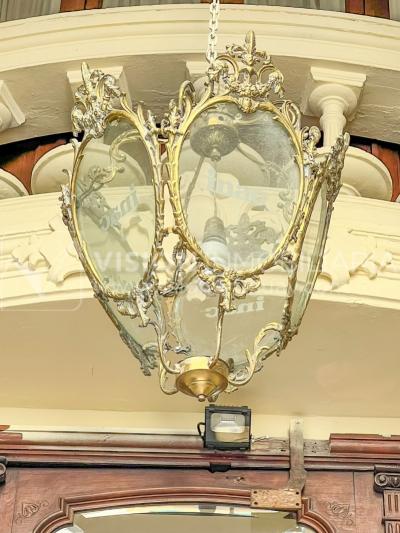 Oportunidad de Inversión: Venta de Mansión de 1905 de prestancia Señorial. Son 676 m2 en 2 plantas. Inmaculada, gran nivel. Amueblada. Ciudad Vieja. Terreno de 393 m2. Fachada de 10,5 mts. por calle Misiones. Protección Patrimonial grado 3 - U$ 507.1