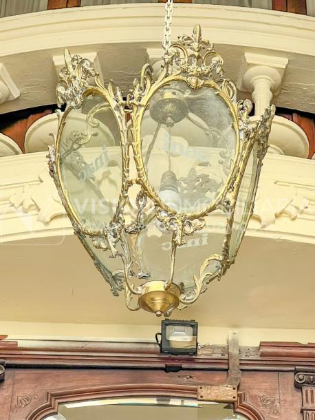 Oportunidad de Inversión: Venta de Mansión de 1905 de prestancia Señorial. Son 676 m2 en 2 plantas. Inmaculada, gran nivel. Amueblada. Ciudad Vieja. Terreno de 393 m2. Fachada de 10,5 mts. por calle Misiones. Protección Patrimonial grado 3 - U$ 507.1-91