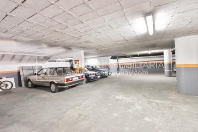 Excelente Apartamento en Pocitos, Pagola casi Rambla; 3 dormitorios y 2 baños, cocina definida. Con Garaje.