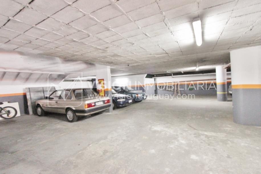 Excelente Apartamento en Pocitos, Pagola casi Rambla; 3 dormitorios y 2 baños, cocina definida. Con Garaje.-44