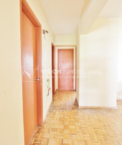 Excelente Apartamento en Pocitos, Pagola casi Rambla; 3 dormitorios y 2 baños, cocina definida. Con Garaje.