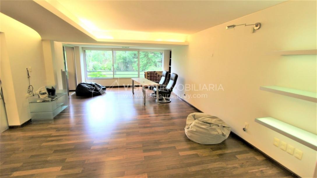 Alquile U$S 3.900 /mes - Distinguido Apartamento en Carrasco de 234 m2, 4 Dormitorios más Servicio, 2 Garajes.-1