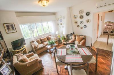 Apartamento en Pocitos, 2 dormitorios y 1 baño, Al Frente, 400 mts de Rambla, con Estufa a Leña y con Balcón - U$ 175.000