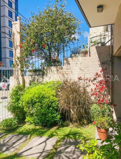 Casa inmaculada, reciclaje gran nivel, diseño y confort, Padrón Único, Punta Carretas; 3 dorm y 3 baños, barbacoa cerrada y terraza al frente, patio interior, 202 m2 construidos. A 20 mts. de Rambla, vista lateral al mar.