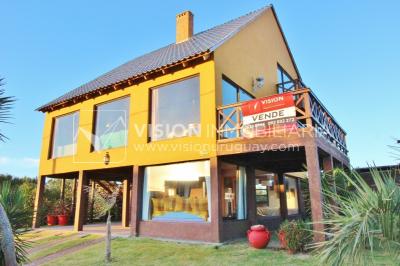 Espectacular Casa en Punta del Diablo a pasos del mar; piscina climatizada, barbacoa, chillout.