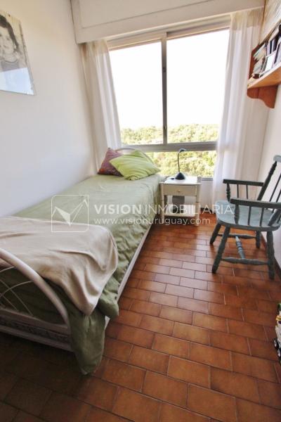 Apartamento en piso alto, 2 dorm. y servicio, muy amplios ambientes 118m2 con amenities y gran confort.
