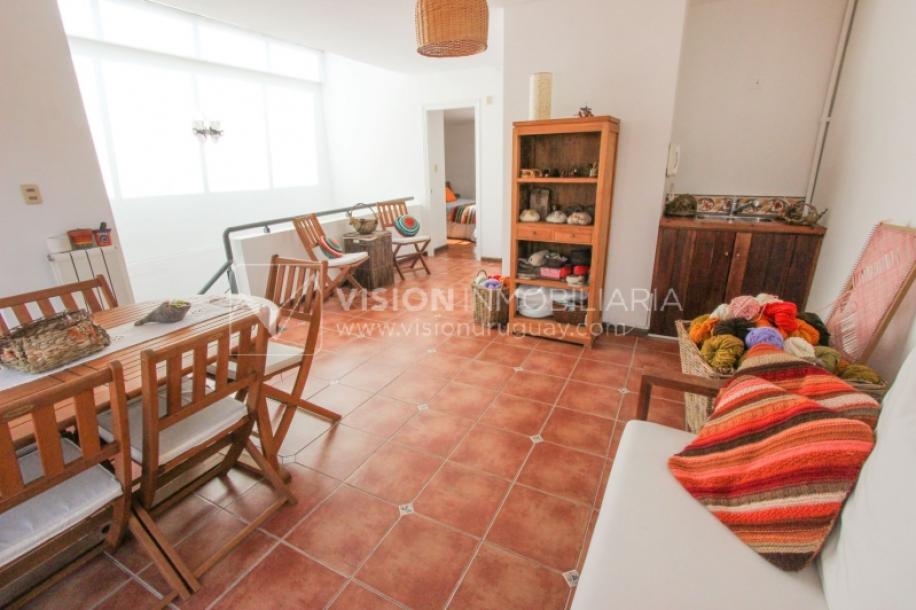 Casa inmaculada, reciclaje gran nivel, diseño y confort, Padrón Único, Punta Carretas; 3 dorm y 3 baños, barbacoa cerrada y terraza al frente, patio interior, 202 m2 construidos. A 20 mts. de Rambla, vista lateral al mar.-74