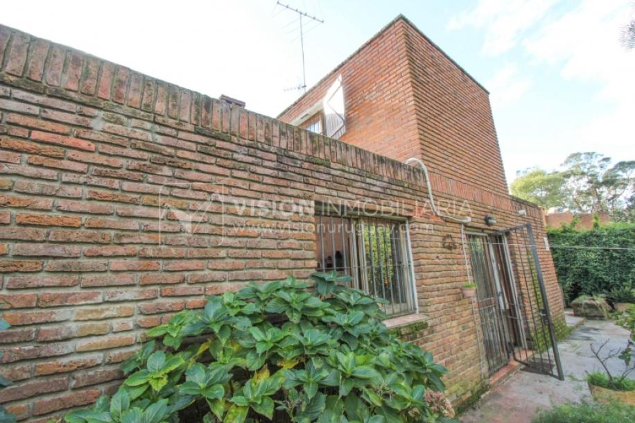 Casa moderna 2 dorm, 2 baños, 409 m2 terreno y 157m2 construidos, Fortin de Santa Rosa, con buen fondo y barbacoa, Garaje.-34