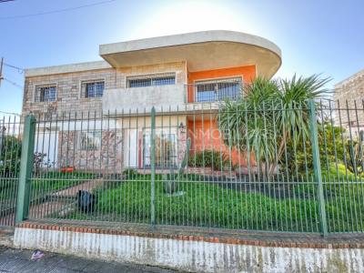 Casa en Venta de 3 Dormitorios, 2 Baños, Garaje, Jardín y Patio. 130 m2 construidos en Propiedad Horizontal -padrón de 290 m2-, en Malvín Sur a 50 mts. de Plaza Italia. U$ 220.000