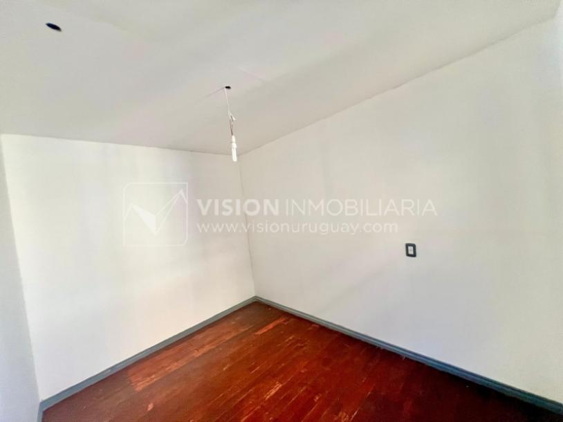 Apartamento Duplex en Venta ideal Renta. Al frente, 4 Dormitorios y 2 Baños, La Unión sobre Av. 8 de Octubre, Piso 1 por escalera, reciclado, impecable para entrar ya. 204 m2 totales 111 m2 interiores + 93 m2 Terrazas. Parrillero.-24