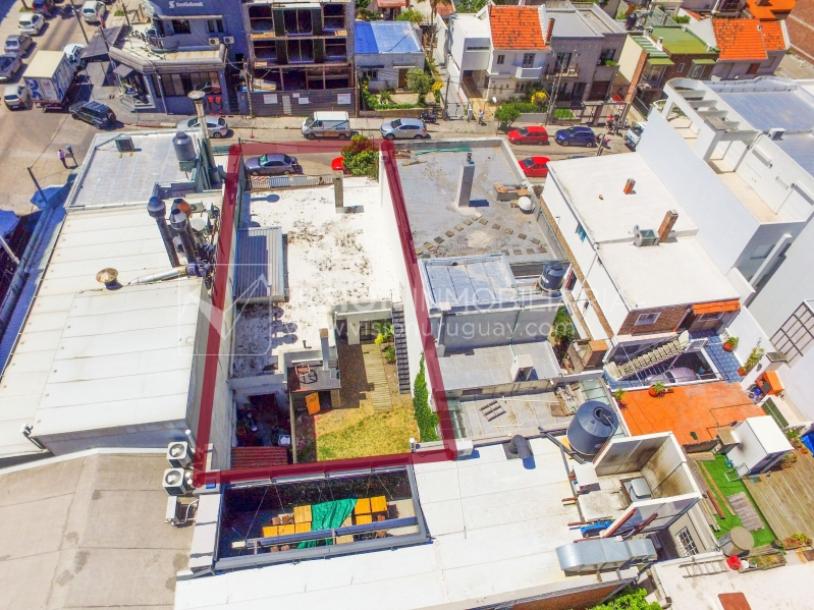 Padrón Único de 280 m2 en Punta Carretas a 50 mts. de Rambla. 132 m2 construidos. Ideal para proyectar su casa, edificio de 3 o 4 pisos, empresa, local gastronómico o restaurante, clínica, instituto u otro. Originalmente 2 dorm y 2 baños, garaje, pat-47