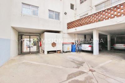 Acogedor apartamento en Pocitos, 3 dormitorios y 2 baños, cocina definida, todo al frente.