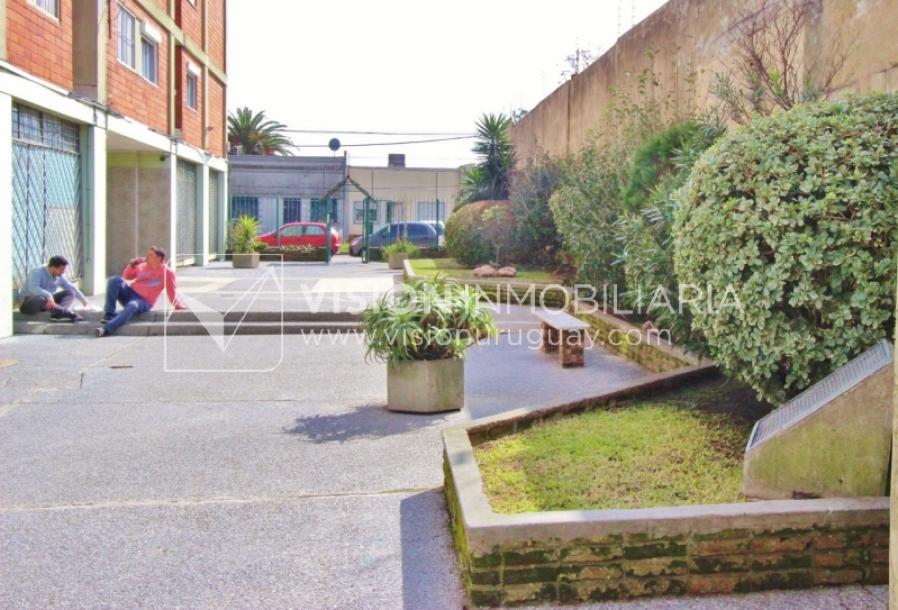 Apartamento con Renta al frente sobre Av. 8 de Octubre casi Propios, en 5to Piso, 3 dormitorios y 1 baño, impecable-50