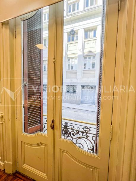 Oportunidad de Inversión: Venta de Mansión de 1905 de prestancia Señorial. Son 676 m2 en 2 plantas. Inmaculada, gran nivel. Amueblada. Ciudad Vieja. Terreno de 393 m2. Fachada de 10,5 mts. por calle Misiones. Protección Patrimonial grado 3 - U$ 507.1-16