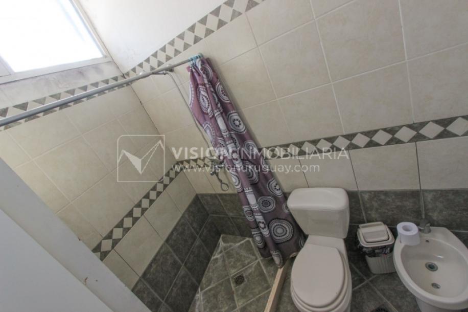 Casa de diseño, Padrón Único, Pocitos; 2 dorm en Suite, enorme salón doble altura, terreno 219 m2 con buen fondo y parrillero, 203 m2 construidos, Garaje.-39