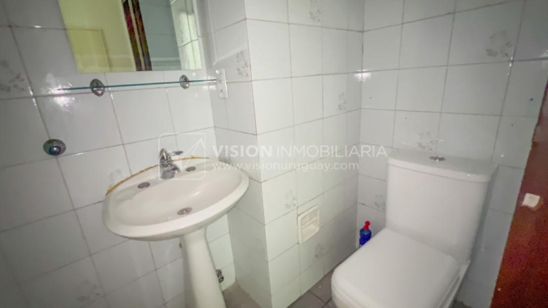 Apartamento con Renta en Venta al frente 2 Dormitorios 2 Baños, La Blanqueada, Av. 8 de Octubre, en Piso 3. Semiequipado. Amenities: 3 Parrilleros, gran Patio Juegos para Niños. Portería y Vigilancia-55