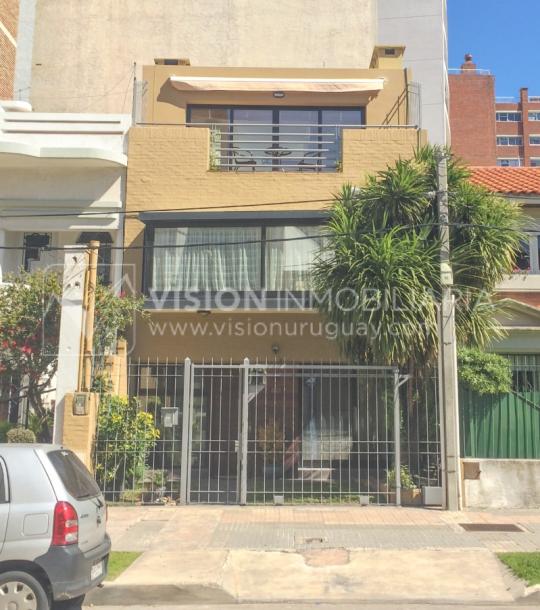 Casa inmaculada, reciclaje gran nivel, diseño y confort, Padrón Único, Punta Carretas; 3 dorm y 3 baños, barbacoa cerrada y terraza al frente, patio interior, 202 m2 construidos. A 20 mts. de Rambla, vista lateral al mar.-3