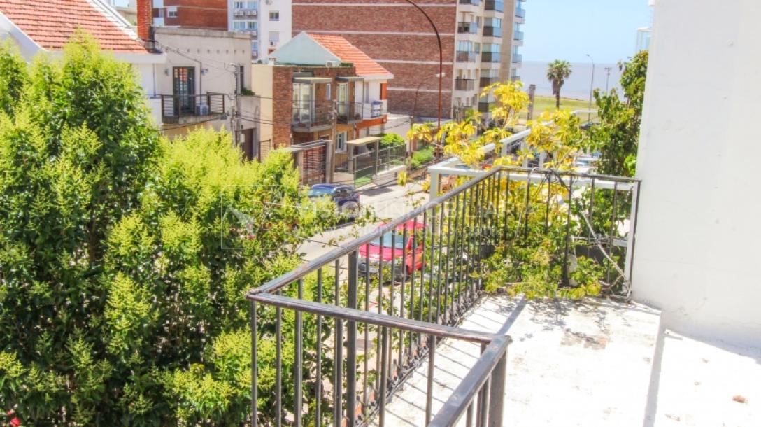 Padrón Único de 280 m2 en Punta Carretas a 50 mts. de Rambla. 132 m2 construidos. Ideal para proyectar su casa, edificio de 3 o 4 pisos, empresa, local gastronómico o restaurante, clínica, instituto u otro. Originalmente 2 dorm y 2 baños, garaje, pat-40