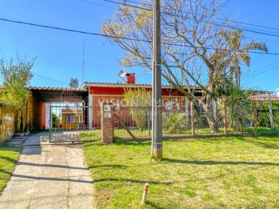 Venta conjunta de Dos Casas independientes en un gran terreno de 622 m2, una de 2 Dormitorios y 1 Baño, la otra de 1 Dormitorio y 1 Baño, Parrillero, Garaje. Barrio Español del balneario Atlántida, 8 cuadras al Norte de la Interbalnearia por Ruta 11.