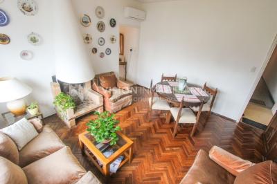 Apartamento en Pocitos, 2 dormitorios y 1 baño, Al Frente, 400 mts de Rambla, con Estufa a Leña y con Balcón - U$ 175.000