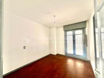 Apartamento Duplex en Venta ideal Renta. Al frente, 4 Dormitorios y 2 Baños, La Unión sobre Av. 8 de Octubre, Piso 1 por escalera, reciclado, impecable para entrar ya. 204 m2 totales 111 m2 interiores + 93 m2 Terrazas. Parrillero.