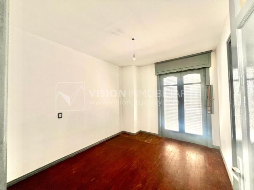 Apartamento Duplex en Venta ideal Renta. Al frente, 4 Dormitorios y 2 Baños, La Unión sobre Av. 8 de Octubre, Piso 1 por escalera, reciclado, impecable para entrar ya. 204 m2 totales 111 m2 interiores + 93 m2 Terrazas. Parrillero.-21
