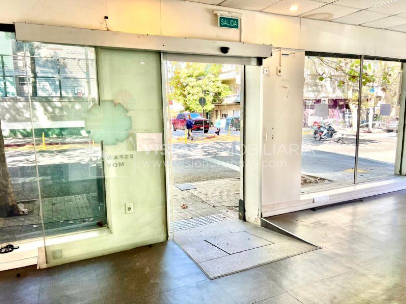 Oportunidad Alquiler de Local Comercial en la Esquina de Av Gral Rivera y Mario Cassinoni casi Bvar Artigas. $100.000 pesos mensuales, sin GC. Son 95 m2, Planta Baja.-9
