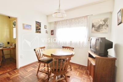 Acogedor apartamento en Pocitos, 3 dormitorios y 2 baños, cocina definida, todo al frente.