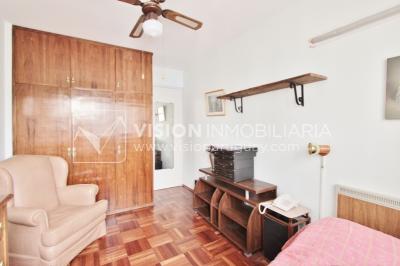 Acogedor apartamento en Pocitos, 3 dormitorios y 2 baños, cocina definida, todo al frente.