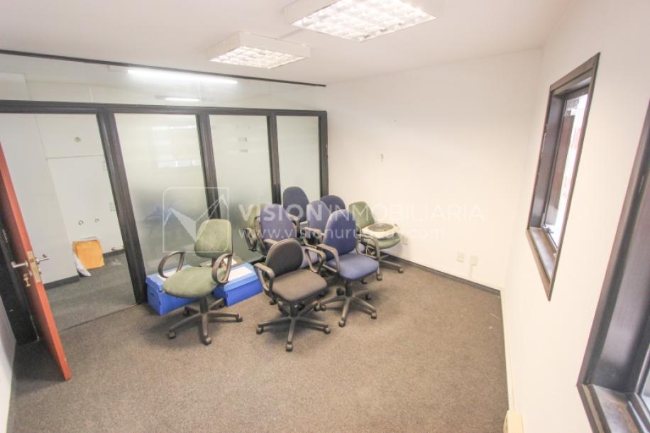 Alquiler de Oficina doble 5to Piso al Frente, 60m2 dos entradas dos baños, Pza Independencia esq Juncal Centro Ciudad Vieja-3