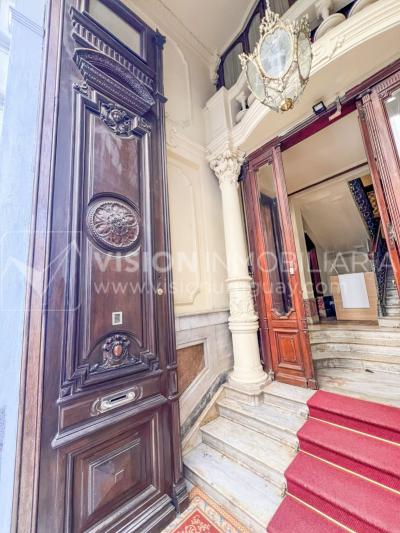 Oportunidad de Inversión: Venta de Mansión de 1905 de prestancia Señorial. Son 676 m2 en 2 plantas. Inmaculada, gran nivel. Amueblada. Ciudad Vieja. Terreno de 393 m2. Fachada de 10,5 mts. por calle Misiones. Protección Patrimonial grado 3 - U$ 507.1