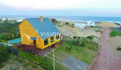 Espectacular Casa en Punta del Diablo a pasos del mar; piscina climatizada, barbacoa, chillout.