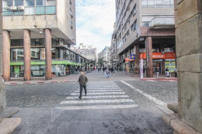 Alquiler de Oficina doble 5to Piso al Frente, 60m2 dos entradas dos baños, Pza Independencia esq Juncal Centro Ciudad Vieja