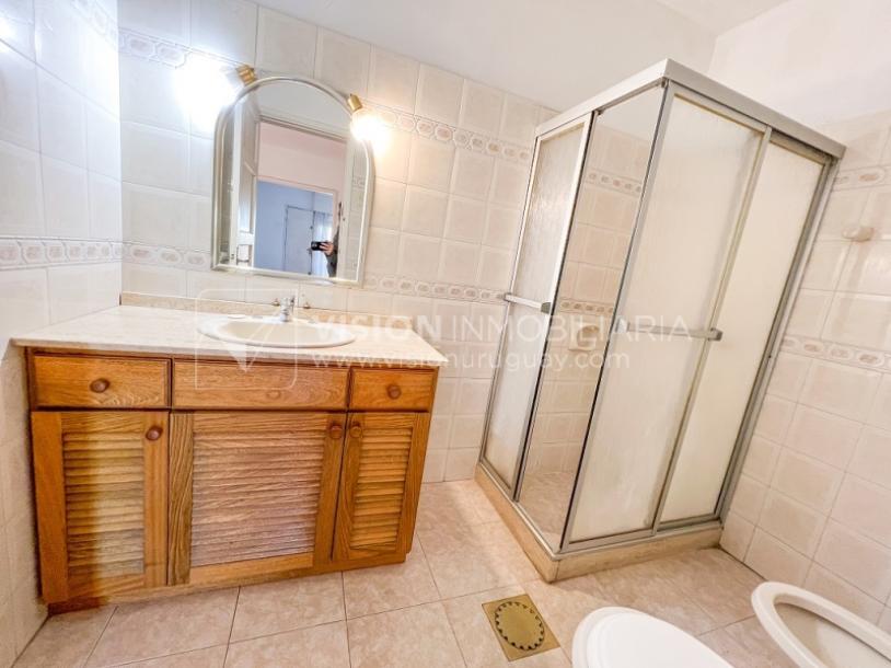 Casa en Venta de 3 Dormitorios, 2 Baños, Garaje, Jardín y Patio. 130 m2 construidos en Propiedad Horizontal -padrón de 290 m2-, en Malvín Sur a 50 mts. de Plaza Italia. U$ 220.000-78