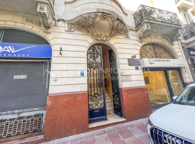 Venta de Palacete: Mansión señorial de 1913 de 690 m2 interiores y 224 de terrazas; 4 plantas, una reciclada inmaculada de gran nivel, completamente Amueblada. Ciudad Vieja. Inversión: U$ 400.000 dólares-3