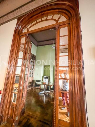 Venta de Palacete: Mansión señorial de 1913 de 690 m2 interiores y 224 de terrazas; 4 plantas, una reciclada inmaculada de gran nivel, completamente Amueblada. Ciudad Vieja. Inversión: U$ 400.000 dólares