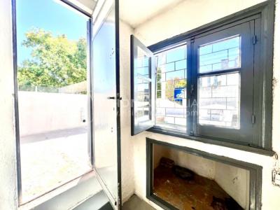 Apartamento Duplex en Venta ideal Renta. Al frente, 4 Dormitorios y 2 Baños, La Unión sobre Av. 8 de Octubre, Piso 1 por escalera, reciclado, impecable para entrar ya. 204 m2 totales 111 m2 interiores + 93 m2 Terrazas. Parrillero.