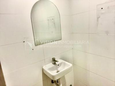Oportunidad Alquiler de Local Comercial en la Esquina de Av Gral Rivera y Mario Cassinoni casi Bvar Artigas. $100.000 pesos mensuales, sin GC. Son 95 m2, Planta Baja.