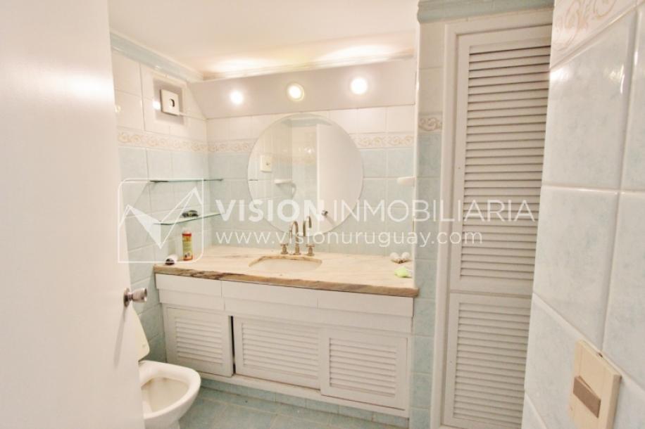 Alquila Apto. de 200m2 sobre el Parque Villa Biarritz, 3 dorm+servicio, garaje-52