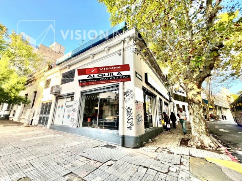 Oportunidad Alquiler de Local Comercial en la Esquina de Av Gral Rivera y Mario Cassinoni casi Bvar Artigas. $100.000 pesos mensuales, sin GC. Son 95 m2, Planta Baja.-1