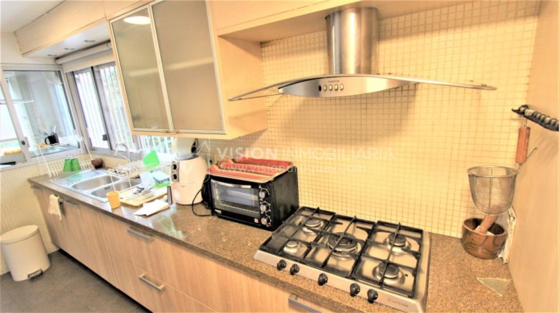 Alquile U$S 3.900 /mes - Distinguido Apartamento en Carrasco de 234 m2, 4 Dormitorios más Servicio, 2 Garajes.-28