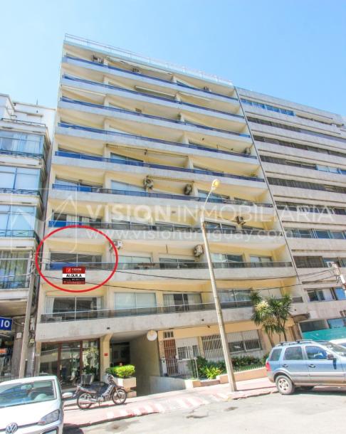 Apto Pocitos esq. Rambla, 3 Dorm 2 Baños, Cocina definida, 2do Piso al Frente, Garaje.-1